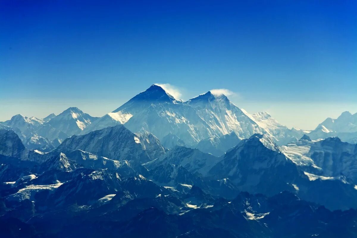 The biggest mountain in the world. Джомолунгма. Эверест. Эверест летом. На вершине мира.