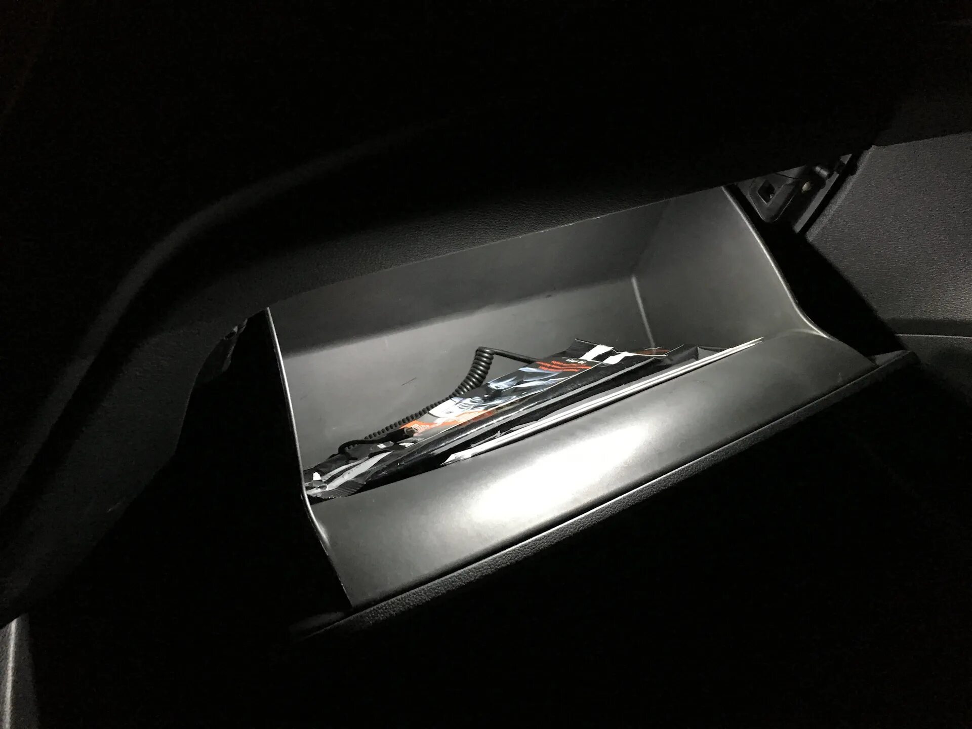 Suzuki grand vitara 2008 подсветка бардачка. Подсветка бардачка solaris 1. Подсветка бардачка. Sonata dn8 подсветка бардачка. Подсветка в бардачка от ламп.