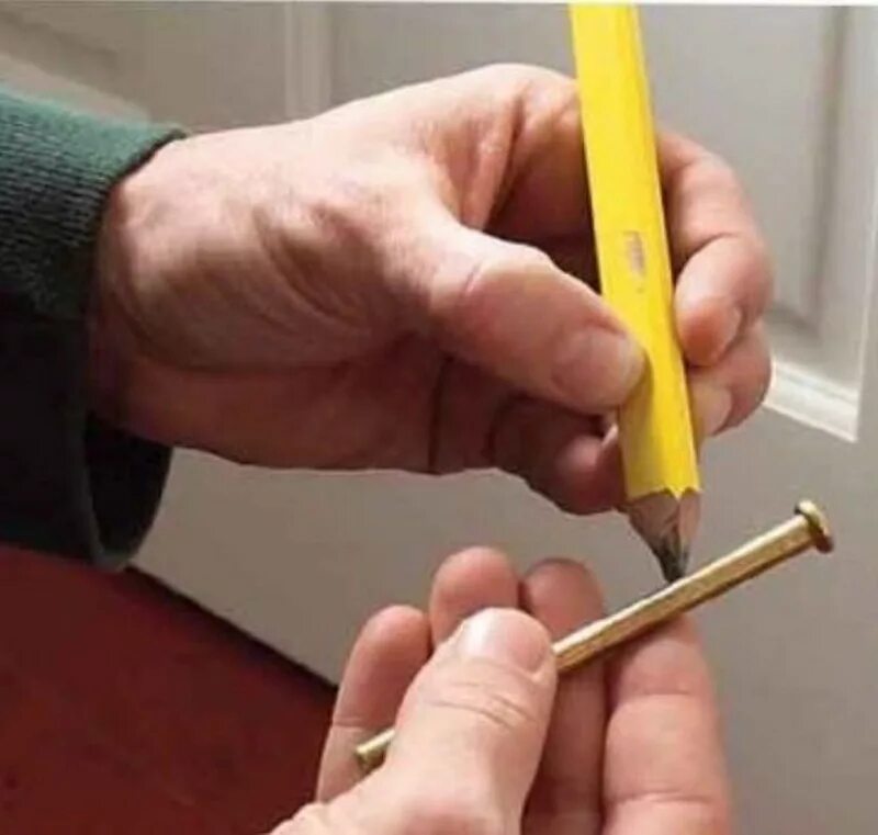 Визиткорезка ручная скрипит. Применение карандаша для устранения скрипа двери. Чем можно смазать дверные петли карандашом. Скрип карандаша