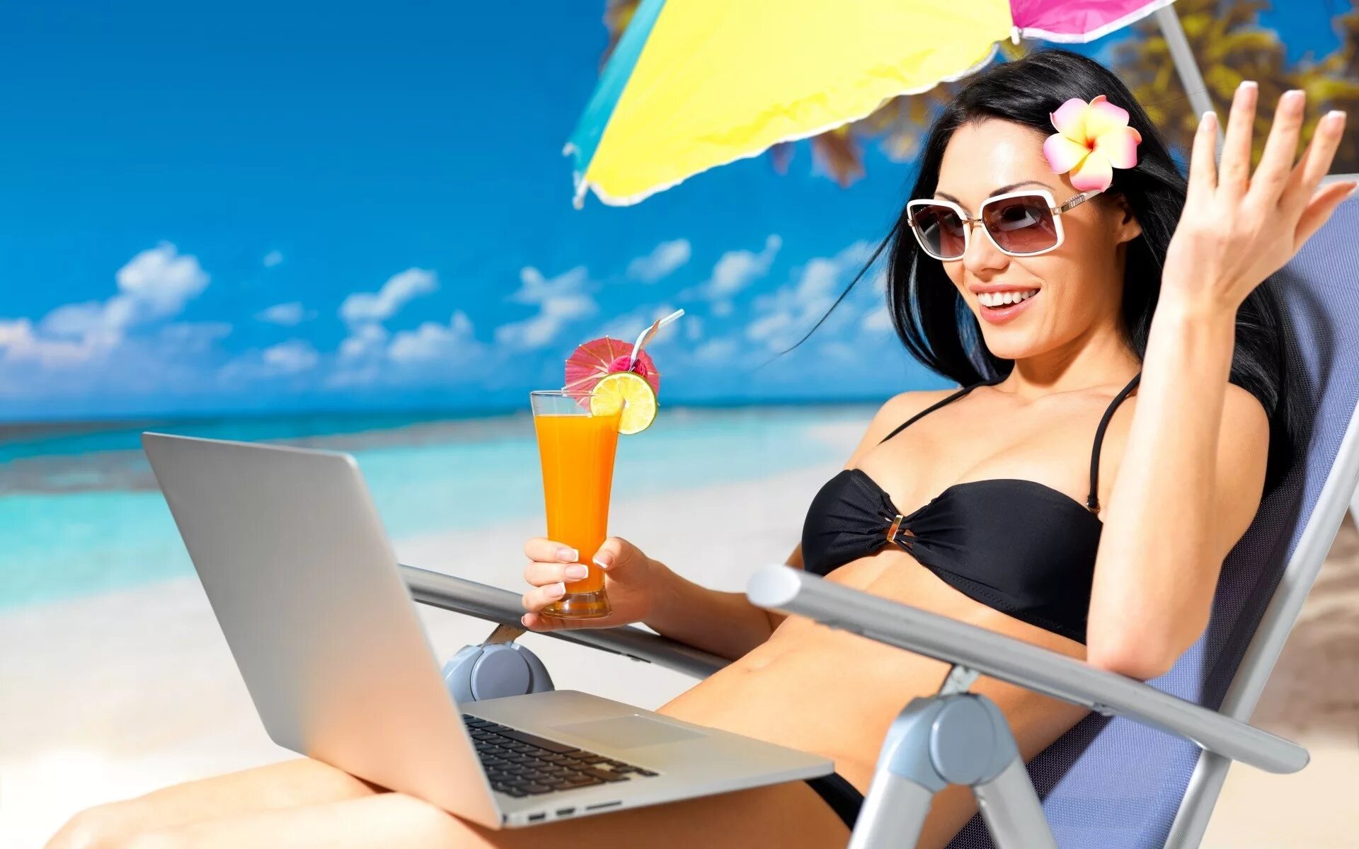 Лето отпуск. Девушка с ноутбуком на пляже. Девушка с ноутом на пляже. Женщина в отпуске.