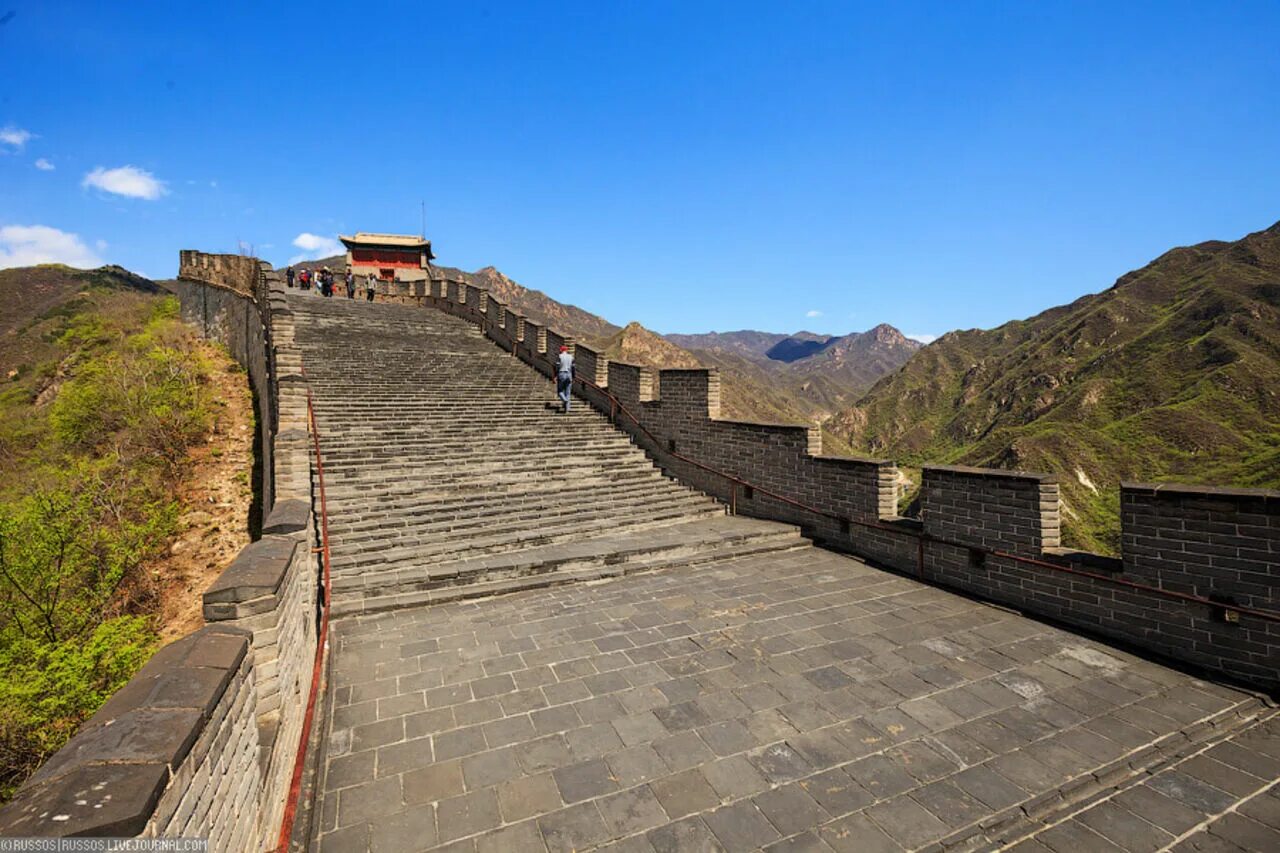 Китайская стена находится. Китай Великая китайская стена. Великая китайская стена ширина и высота. Великая китайская стена Династия Цинь. Великая китайская стена 3 век.