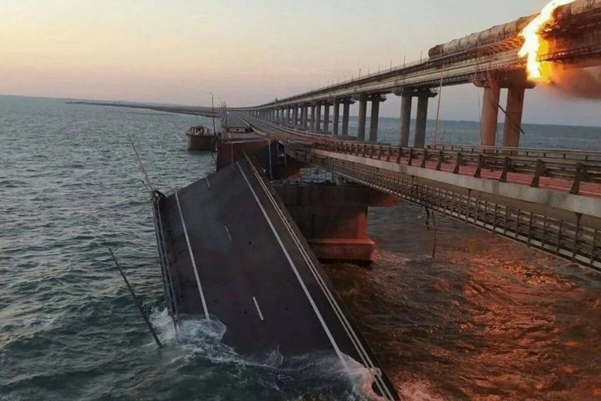 Последнее видео крымского моста. Крымский мост взорвали 2022. Крымский мост через Керченский пролив. Тамань Крымский мост. Мост Керченский пролив.