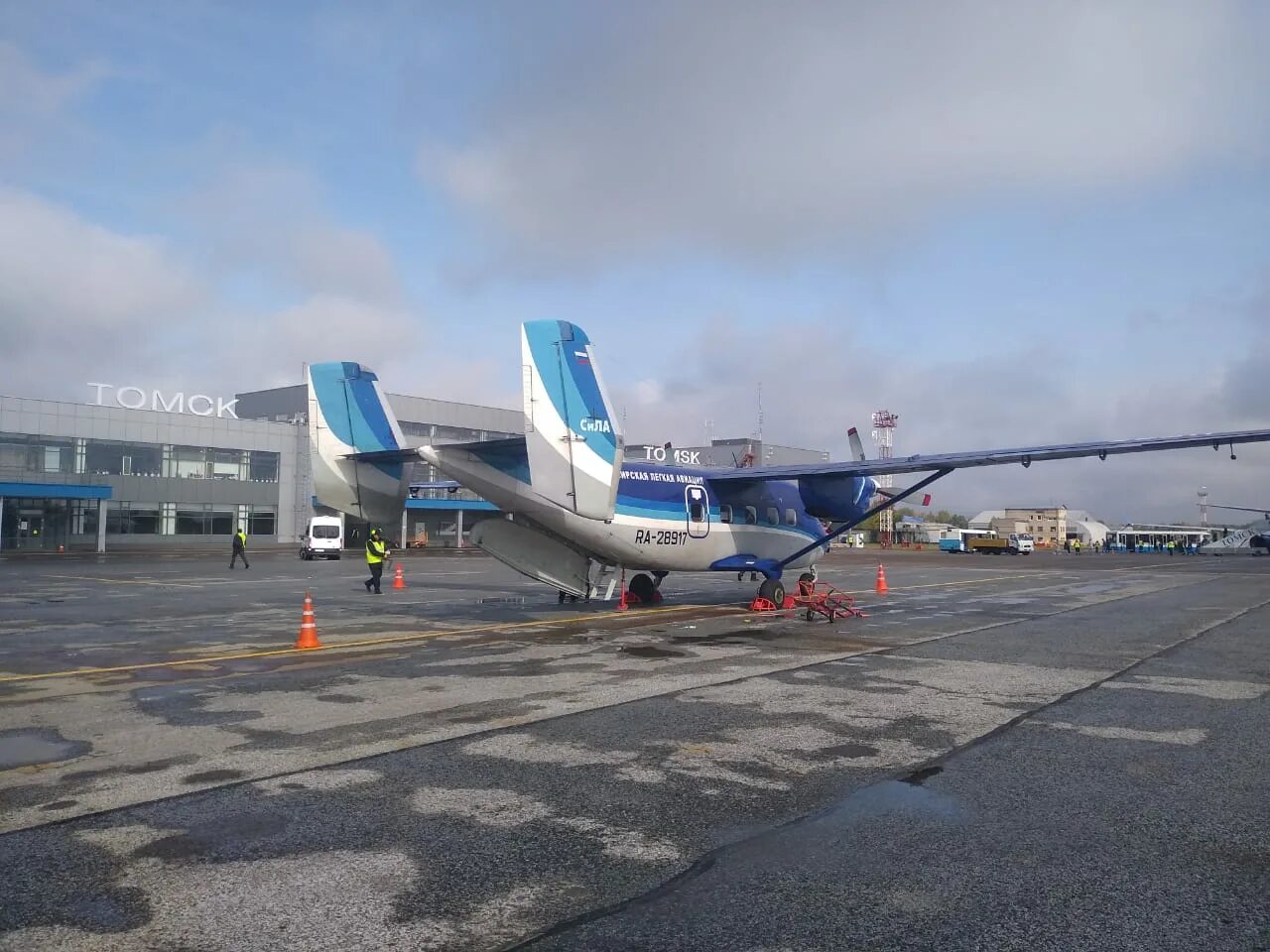 Сегодня рейсы томск. Аэропорт богашево томск. самолет новосибирск томск. аэропорт кедровый. здание аэропорта томск.