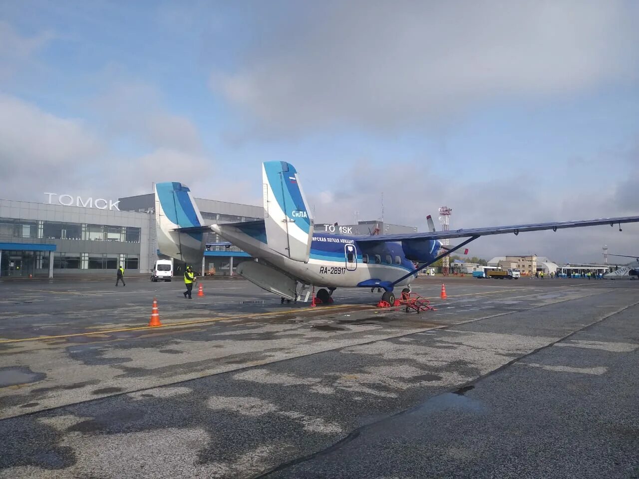 Вылет аэропорт богашево. Аэропорт Богашево Томск. Самолет Новосибирск Томск. Аэропорт Кедровый. Здание аэропорта Томск.