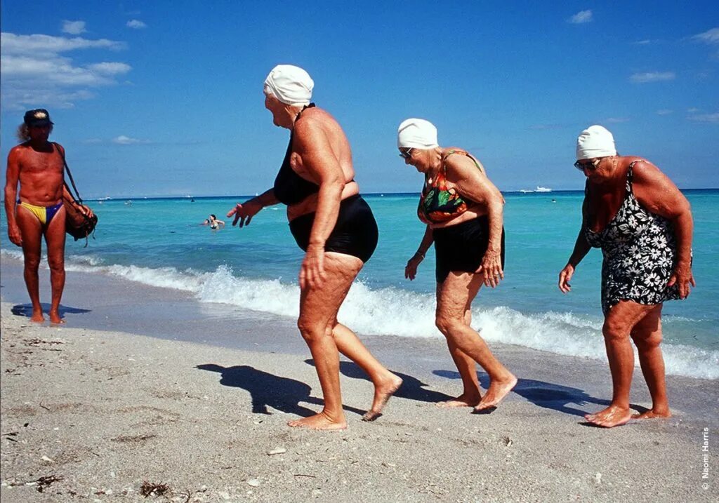 красивые женщины в возрасте в купальниках. загар на пожилых женщинах. Michal solarski. загорелые пожилые. донателла версаче в бикини.