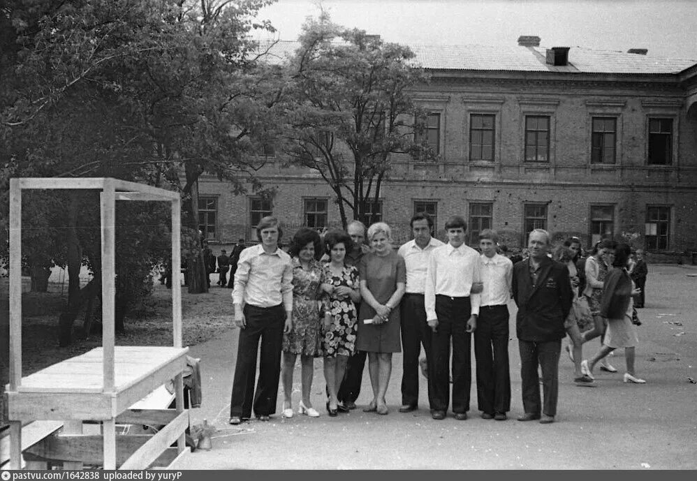 Улица 3 школы новочеркасск. Новочеркасская школа 3. Мужская гимназия (новочеркасск). Мужская гимназия матвея платова новочеркасск. 3 школа новочеркасск.