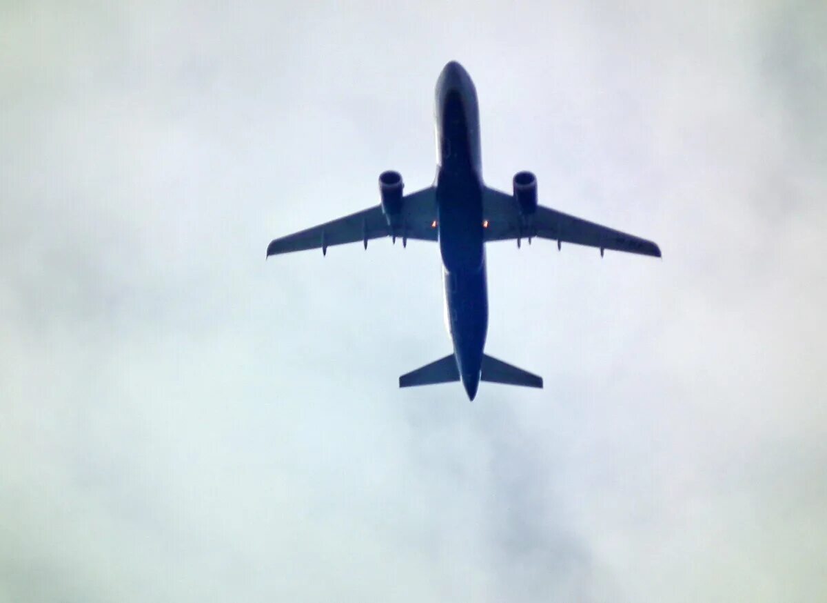 Самолеты над волгоградом. Три истребителя летят клином. Военные самолеты над волгоградом. Бомбардировщики над волгоградом. Astr самолёт.