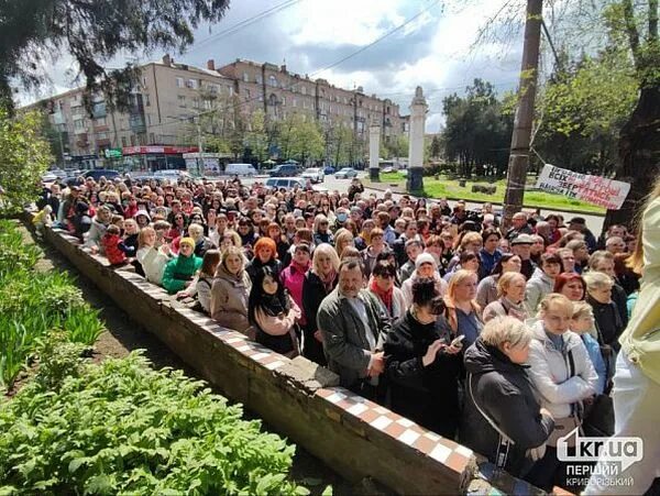 Есть родственники на украине. Митинг в Кривом Роге. Митинг. Первые женские митинги. В Кривом Роге родственники украинских военных.