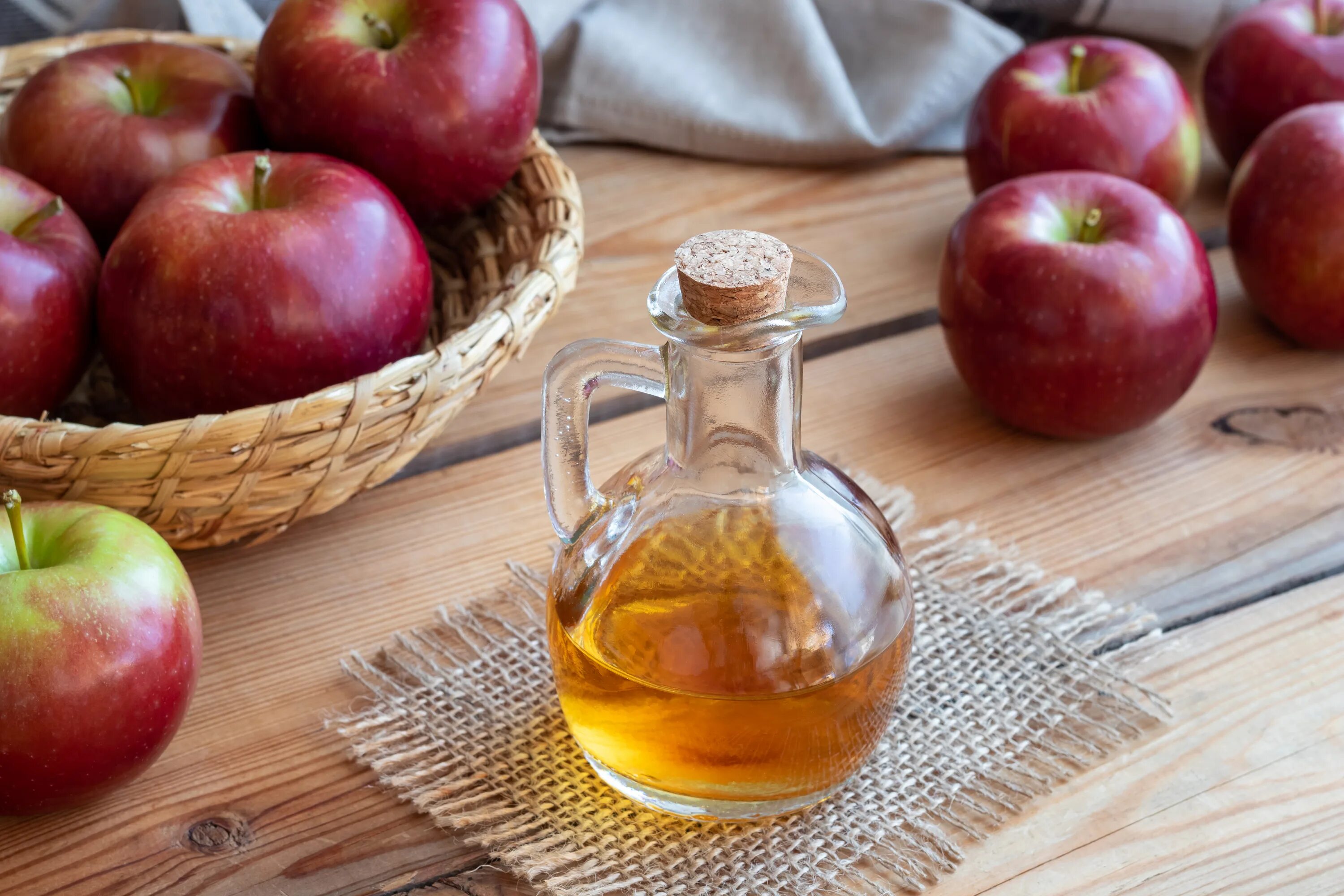 Как пить яблочный уксус при сахарном диабете. Яблочный уксус apple vinegar. тоник из яблочного уксуса. яблочный тоник для лица. бутылка с яблочным уксусом.