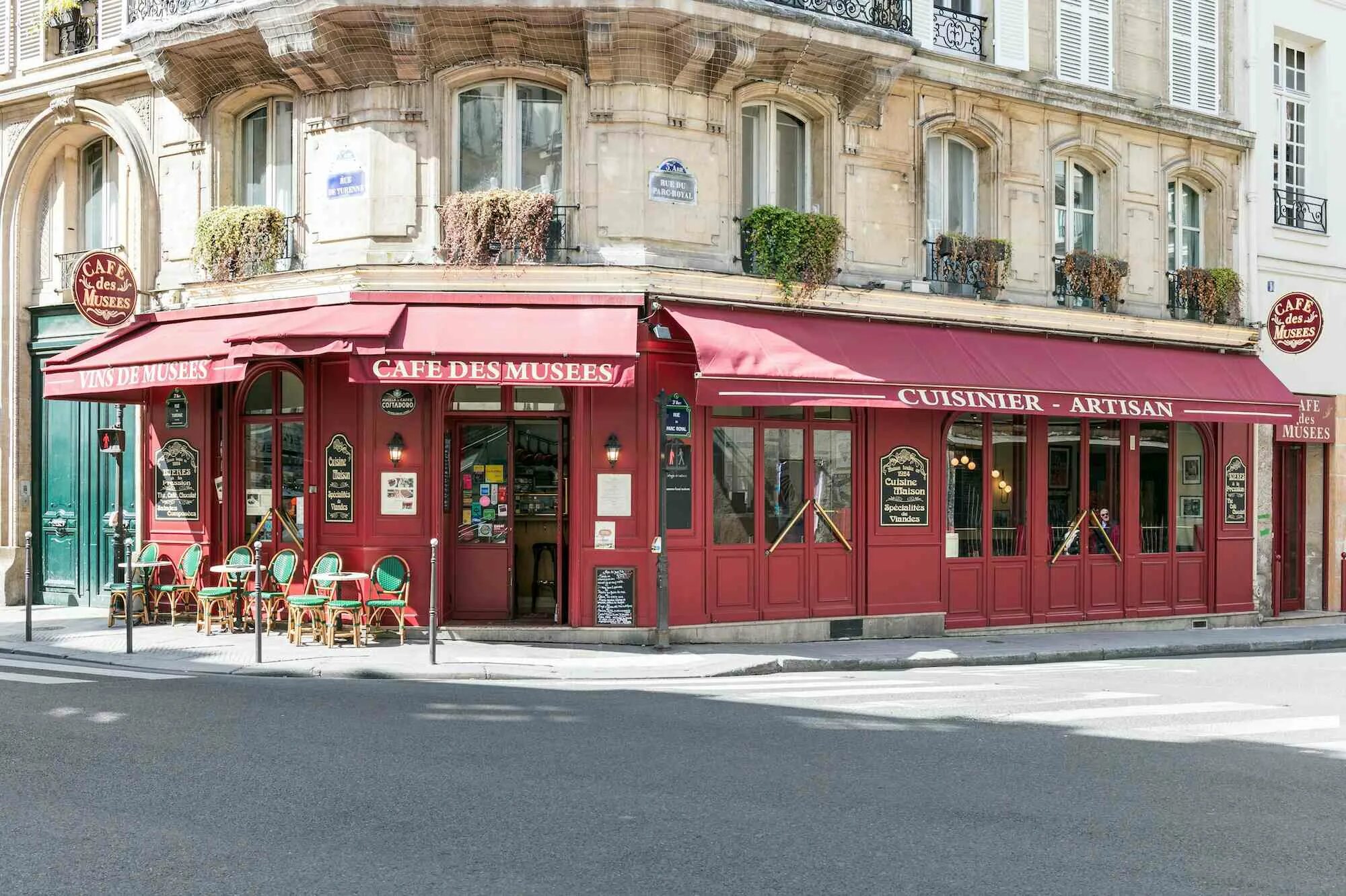 Https en 7. Кафе на улице. Париж кафе на улице. Кафе фото. Кафе des Musees.