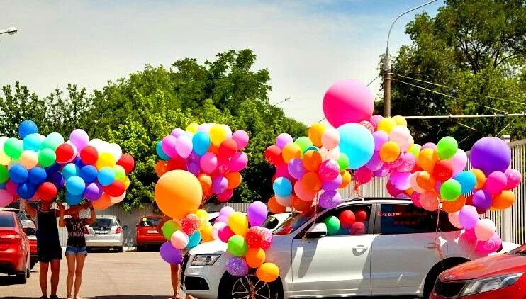 Доставка надувных шаров. Воздушный шарик. Машина с воздушными шарами. Машина с воздушными шариками. Украшение автомобиль с воздушными шарами.