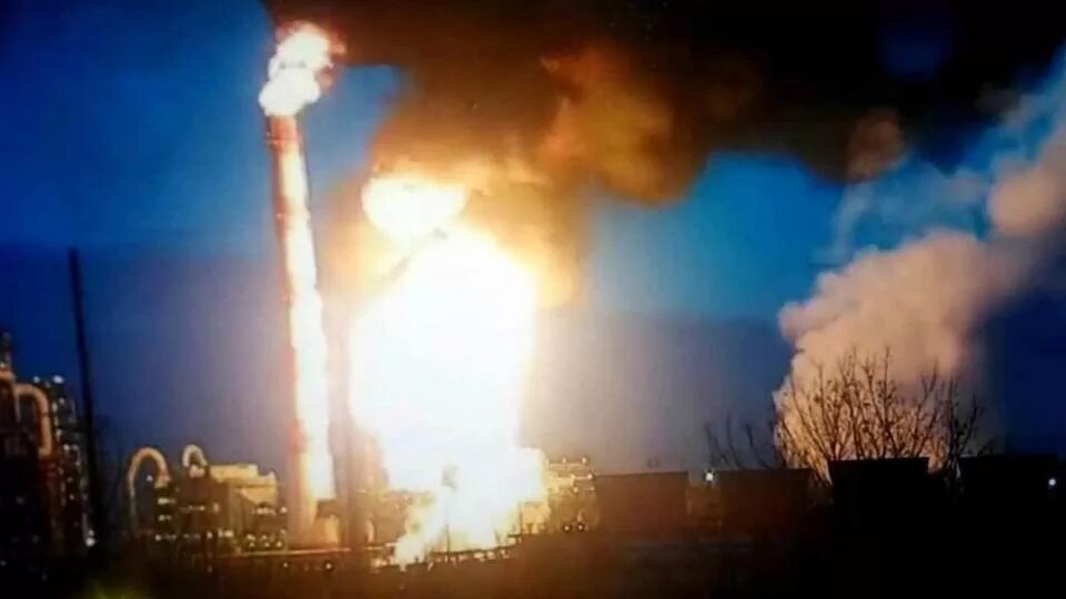 Факел нпз капотня. Московский нпз капотня пожар. Московский нпз капотня пожар. Факел в капотне сейчас. Пожар в капотне.