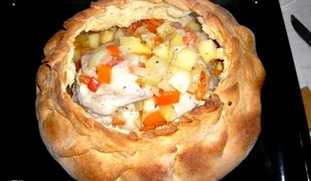 съедобный горшочек из теста с картошкой. горшочки из теста с мясом и картошкой. съедобный горшочек из теста с картошкой. горшочки из теста. мясо в горшочке из теста.