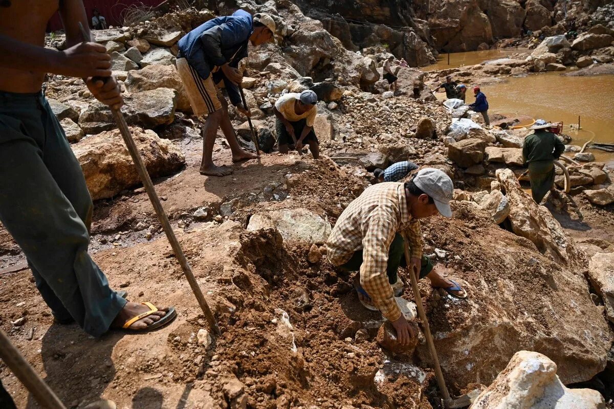 Stone mining. Могок Мьянма добыча драгоценных камней. Добыча драгоценных камней россыпи. Добыча драгоценных и поделочных камней в россыпях. Камень прииск.