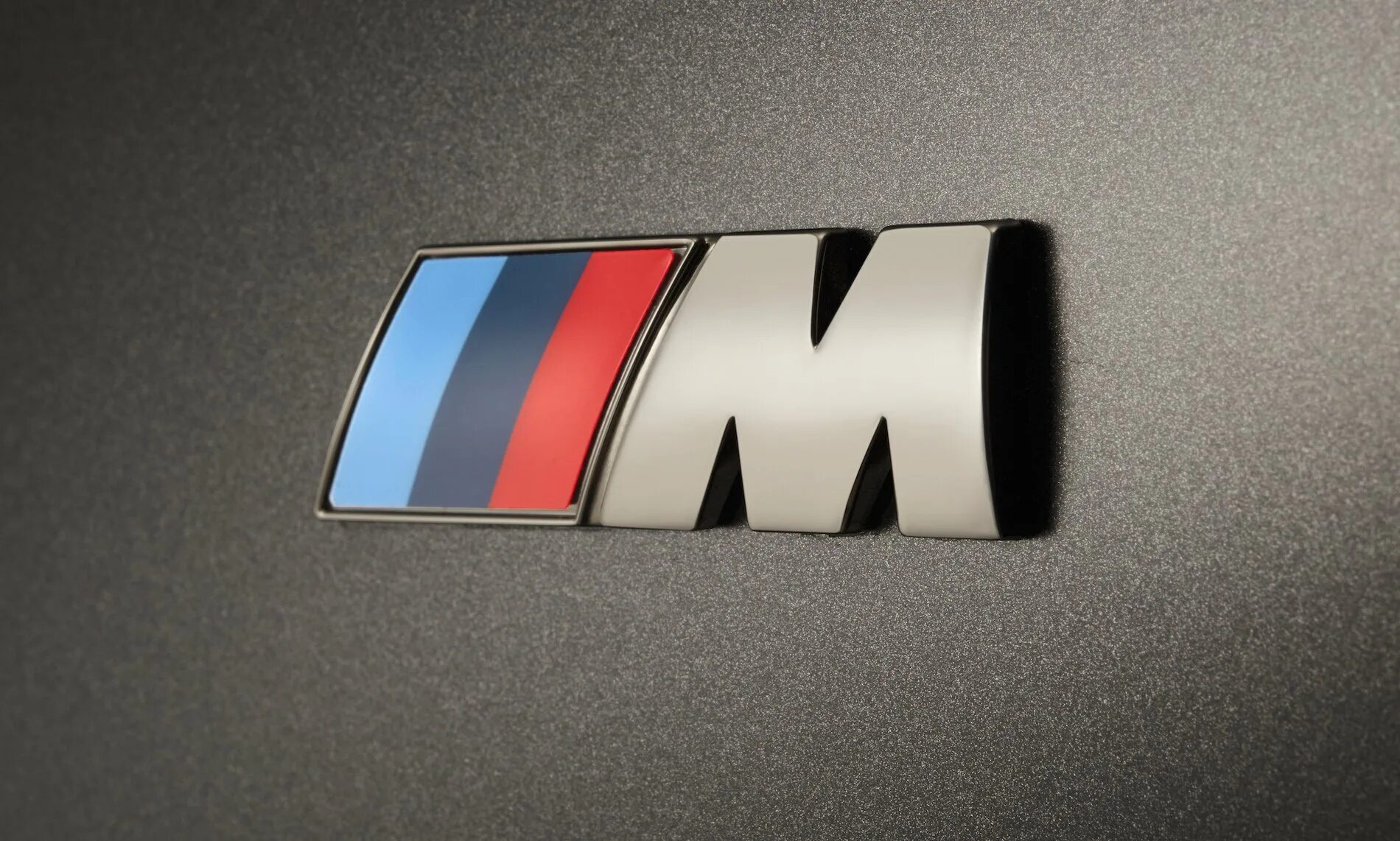 Bmw m power. Шильдик MPOWER BMW e39. БМВ М повер 530. Шильдик BMW M Power.