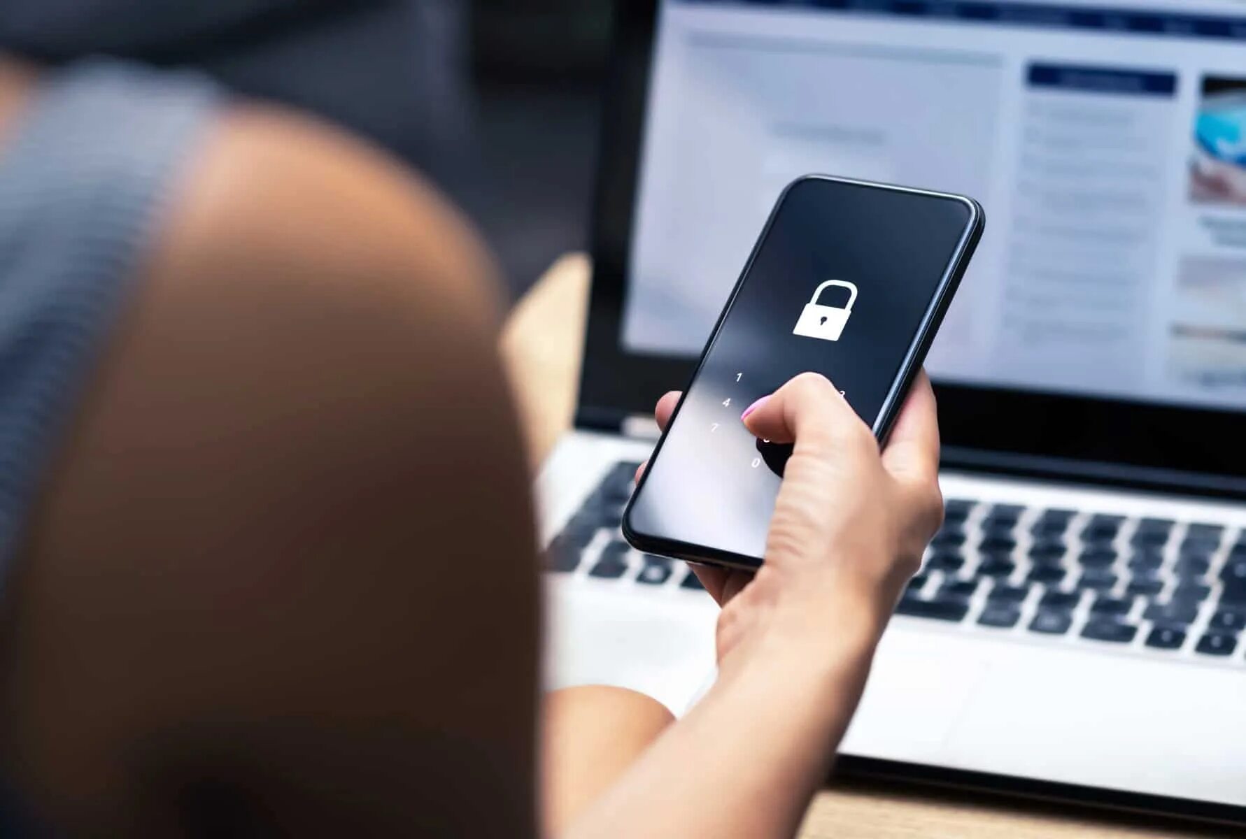 Смартфон является компьютером. Соцсети в телефоне. угрозы смартфона. мошенникам миллиона рублей из банка. отправила деньги мошенникам.