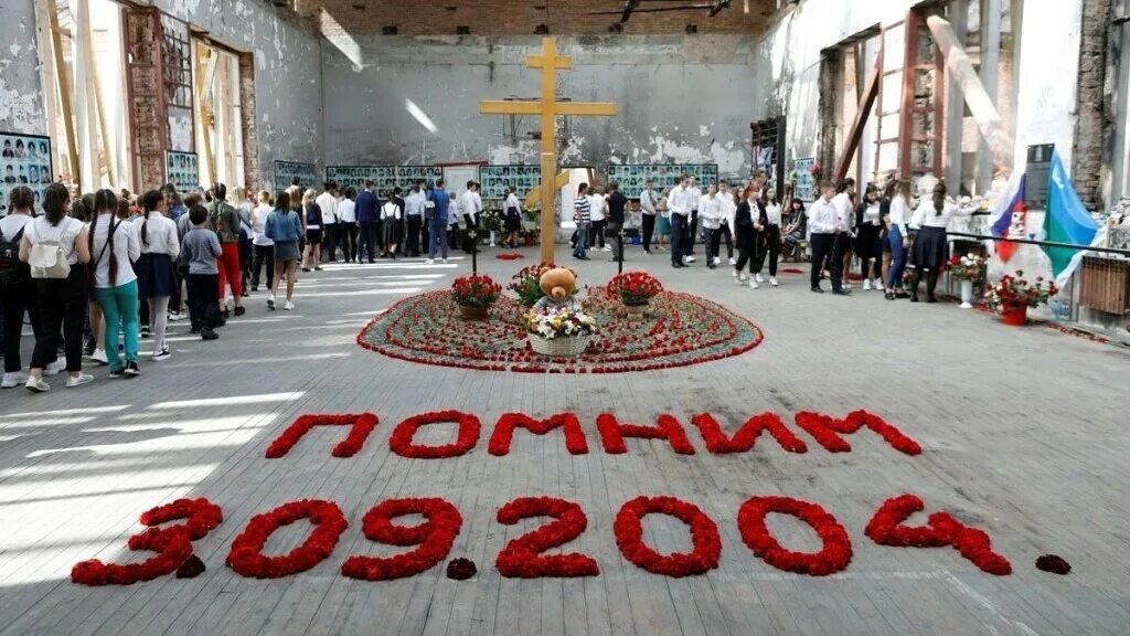 2004 год школа 1 беслан. 1 Сентября 2004 г. в городе Беслане. Город Беслан 1 школа трагедия. Беслан школа 3 сентября 2004.