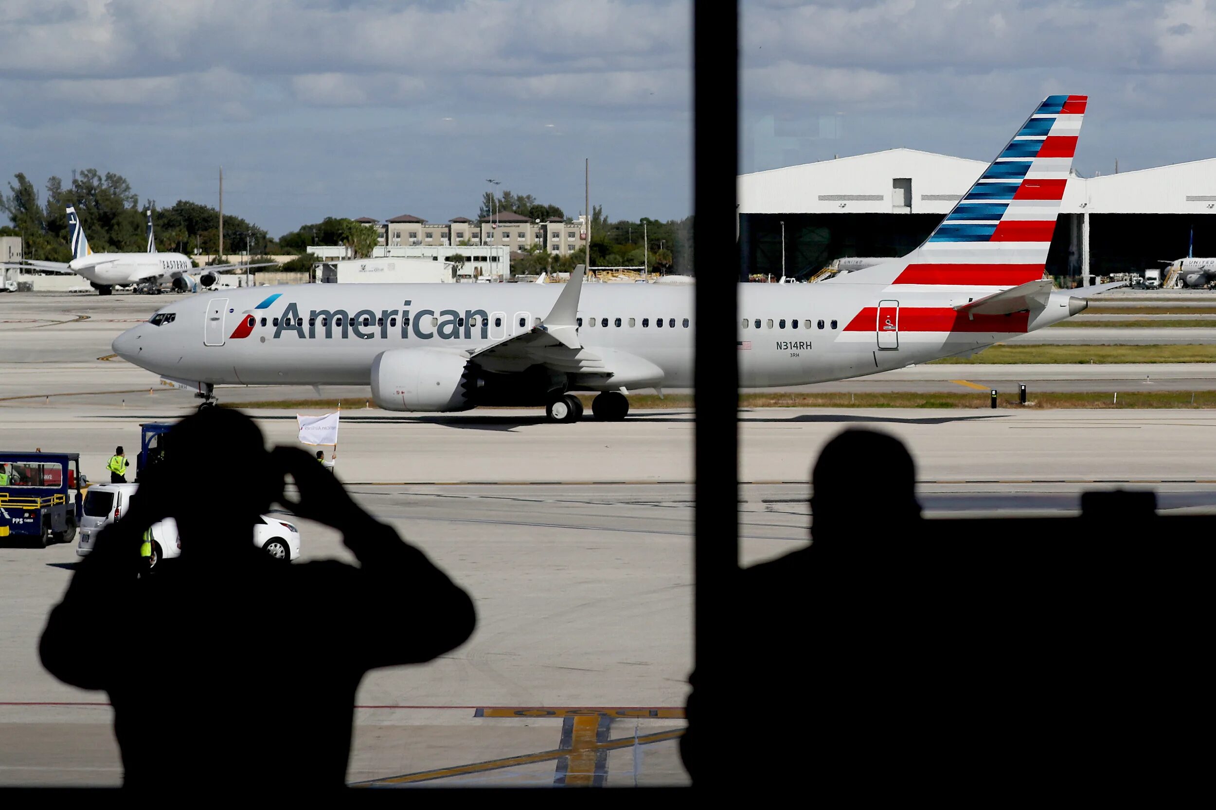 Рейс american airlines. American Airlines Boeing 737 Max. США самолёт 2022. 1000 Лайнеров American Airlines. Из Майами в Нью Йорк летит самолет.