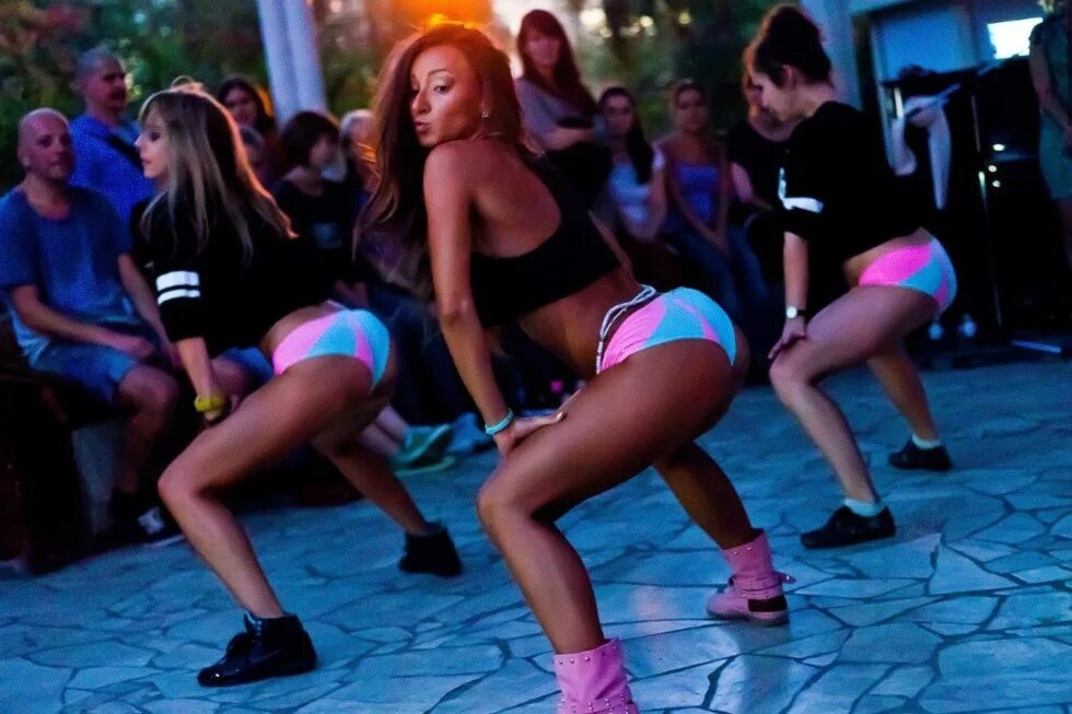 Perc twerk. Танец попой. Телочки танцуют. Зажигательный танец. Танцует тверк.