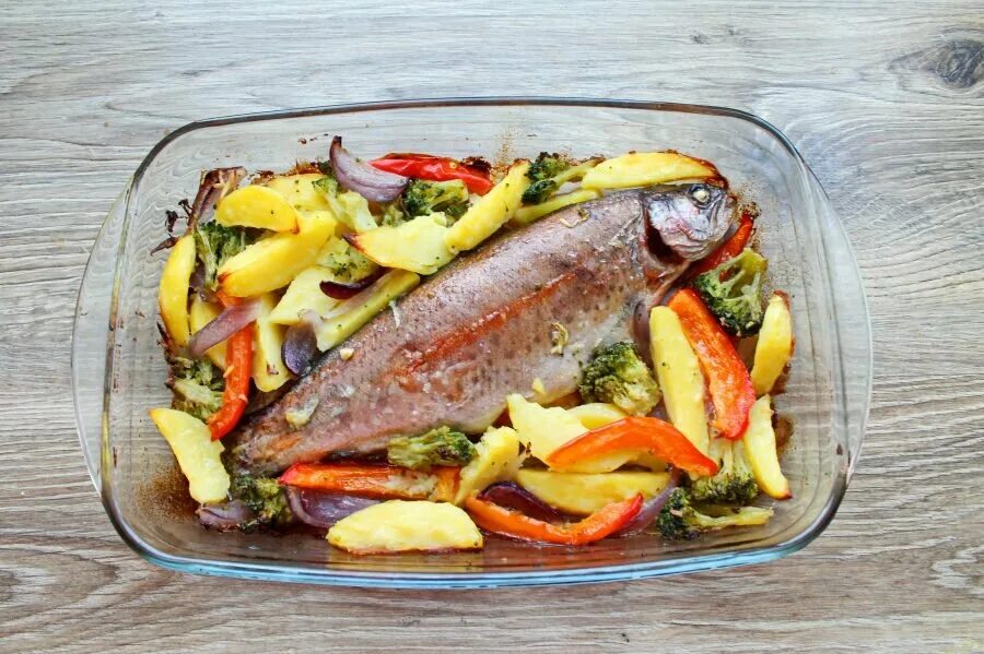 Сколько запекать форель целиком. Форель радужная запеченная. радужная форель в духовке. форель с овощами в духовке. радужная форель в духовке с овощами.