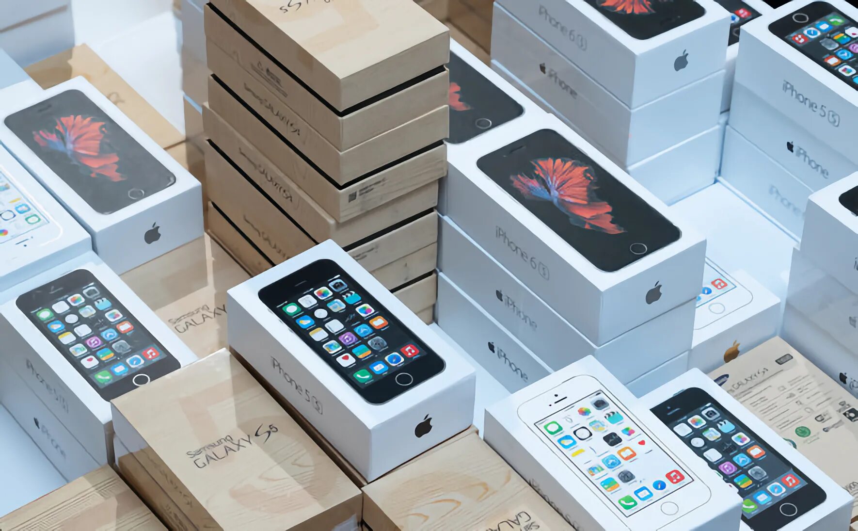 Магазин списанной техники apple за 0. Смартфоны на витрине. Техника Apple. Продукция эпл. Магазин техники Apple.
