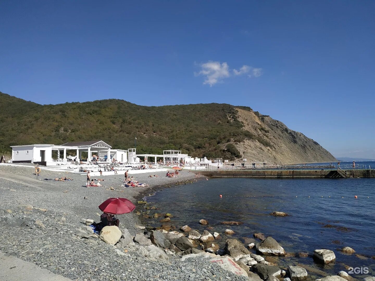 Бухта абрау дюрсо. Пляж дюрсо. Пляж дюрсо. Новороссийск пляж абрау дюрсо. Абрау бич новороссийск.