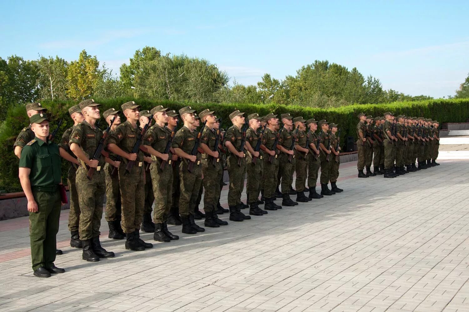 И вот стою на плацу слушать. Военнослужащие в строю. Строй солдат. Солдаты в строю. Построение в армии.