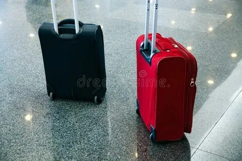 В аэропорту чемоданы пассажиров поднимают