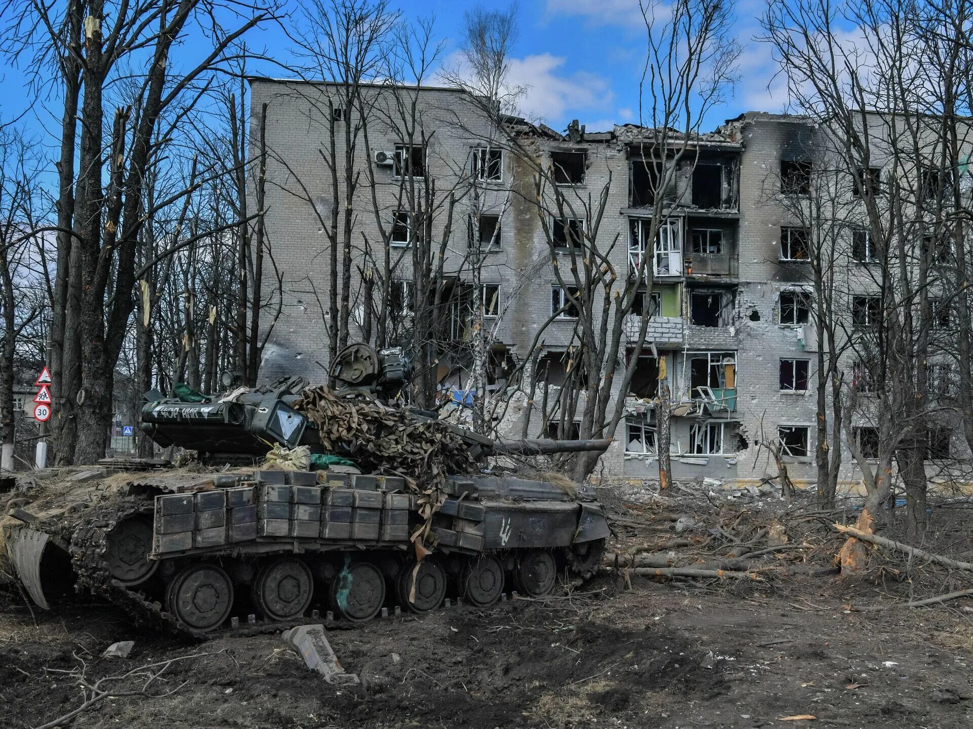 Подбитая техника ВСУ 2022. Подбитые российские танки в Украине. Уничтоженная техника в Мариуполе. Уничтоженные города Украины.