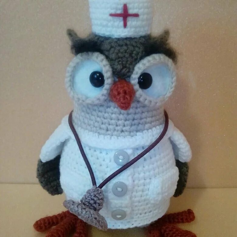 Сова доктор крючком. Амигуруми сова доктор. вязаная игрушка доктор. игрушка врач крючком.