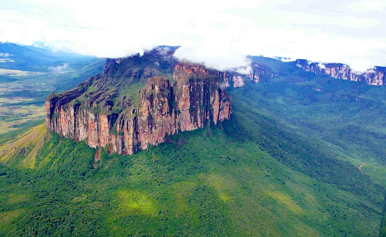 Столовая гора рорайма в венесуэле. Плато дьявола престон. Столовая гора рорайма. Аманкутан самарканд горы. Плато рорайма, бразилия, венесуэла, гайана.