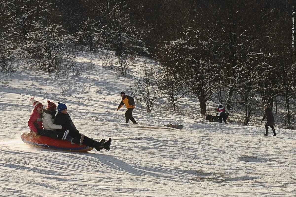 Лагонаки с детьми зимой. Плато лаго-наки адыгея гостиница. Лаго-наки в адыгее покататься на ватрушках. Лаго наки зима. Лагонаки адыгея зимой.