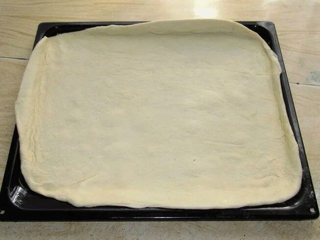 Как правильно выпекать тесто. Тесто для пиццы. Выложить тесто на противень. Дрожжевое тесто на противне. Пирог на противне.
