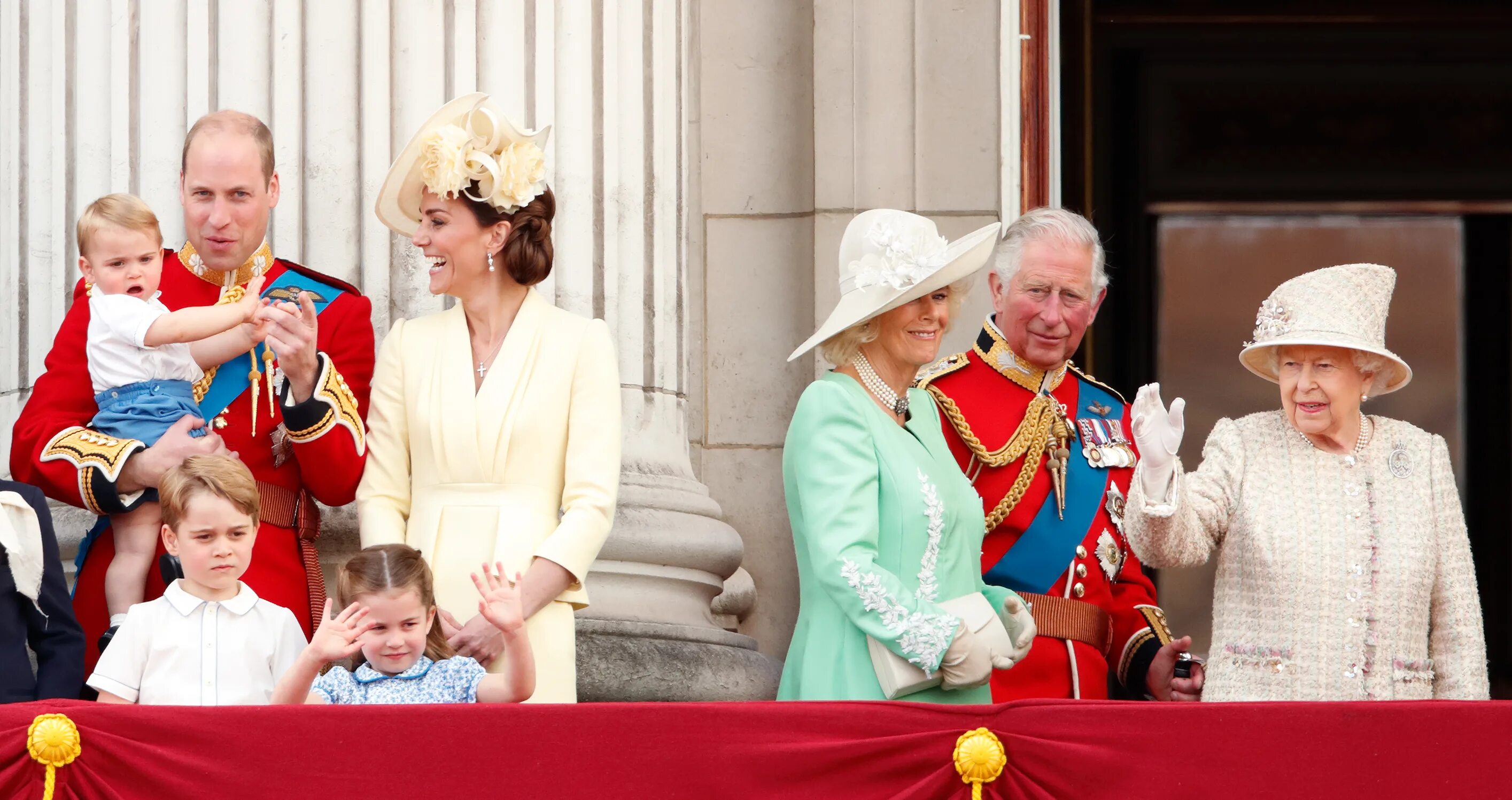 Что случилось в королевской семье. The Royal Family "Королевская семья".. Букингемский дворец семья королевы. Роял Фэмили сайт королевской семьи. Семья королевы Елизаветы Великобритании.