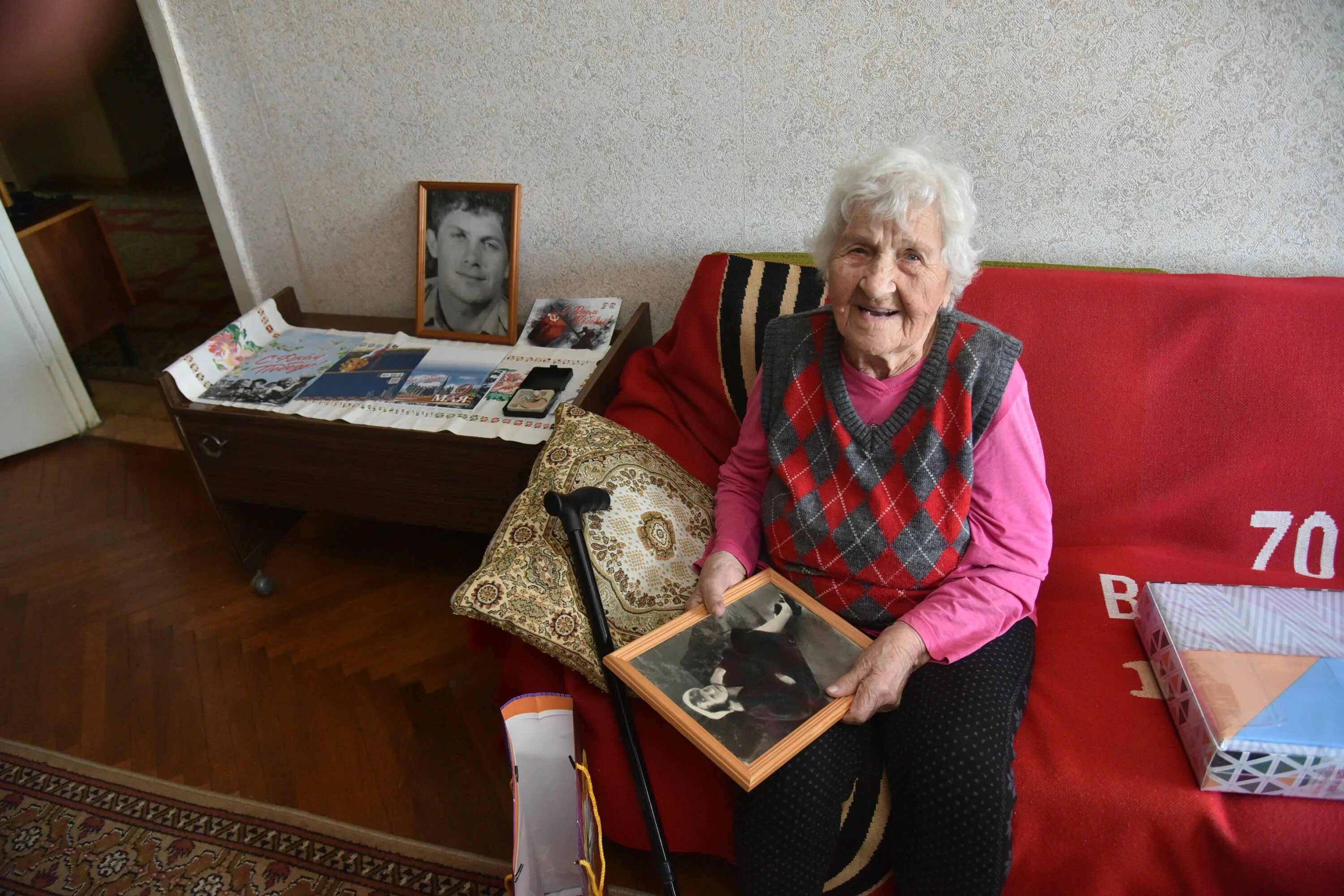 Сегодня исполнилось 100 лет. Девушка прожила 100 лет.