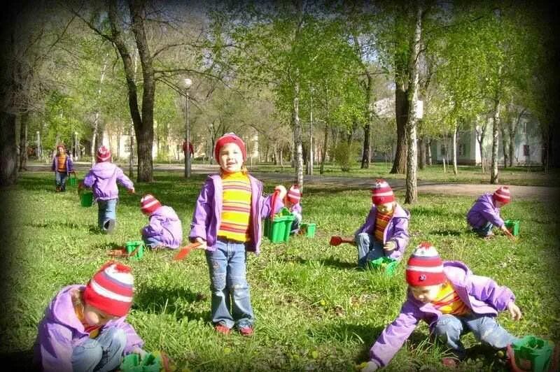 Экскурсии прогулки в детском саду. Экскурсии прогулки в детском саду. Экскурсия по детскому саду. Экскурсии в детском саду. Дошкольники на прогулке.