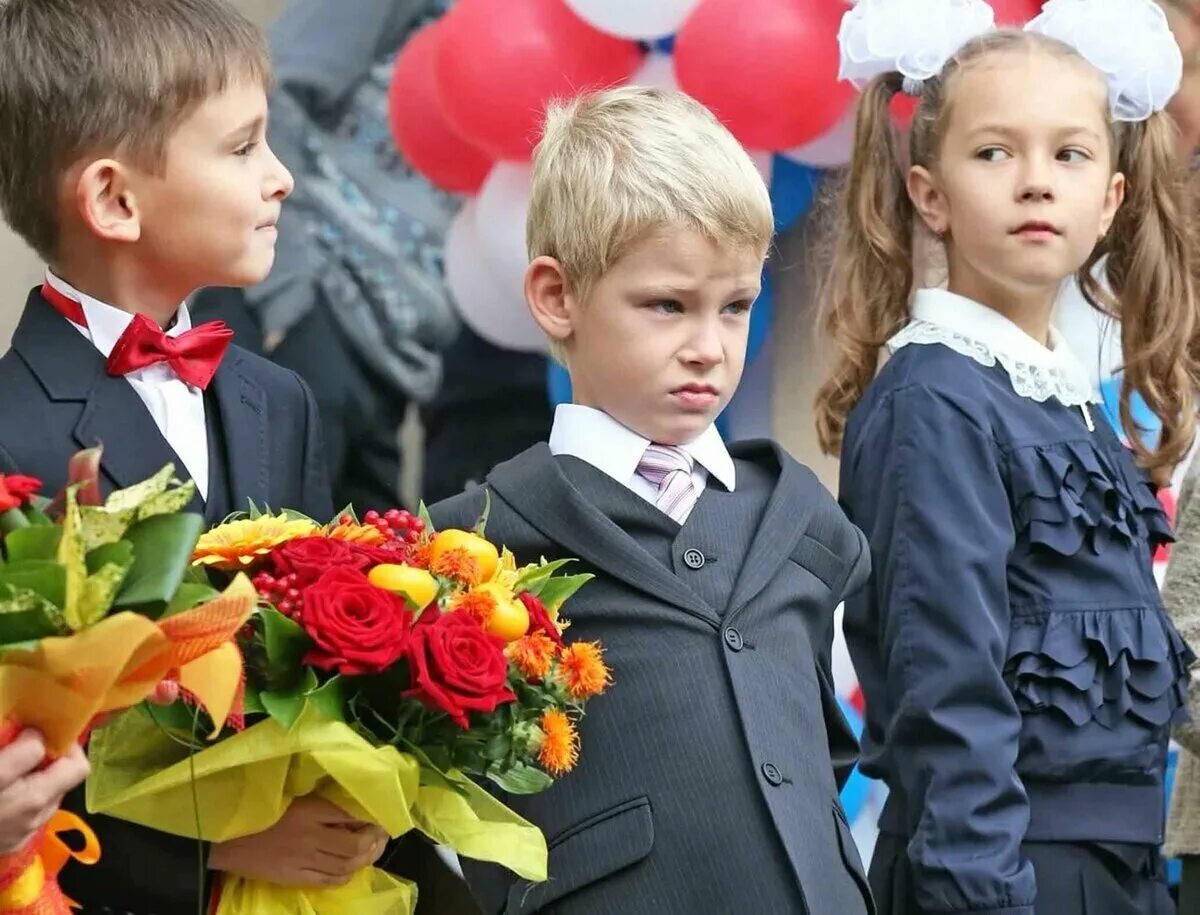 Первое сентября первоклассников. 1 Сентября. День знаний первый звонок 1 сентября. Картина 1 сентября день знаний. Сентябрь.