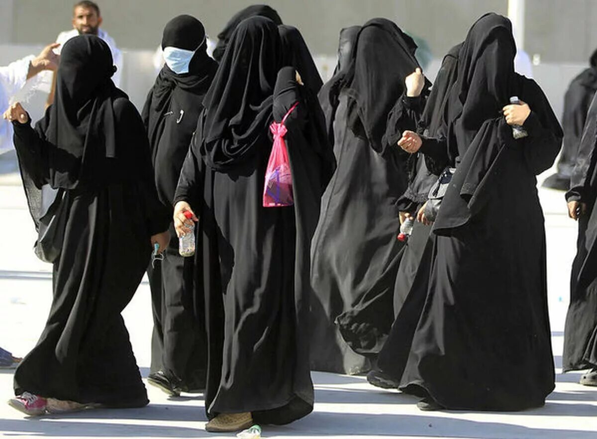 Женщины в арабских странах. Никаб Саудовской Аравии. Никаб Дубай. Саудовская Аравия абайя. Арабские эмираты одежда для женщин.