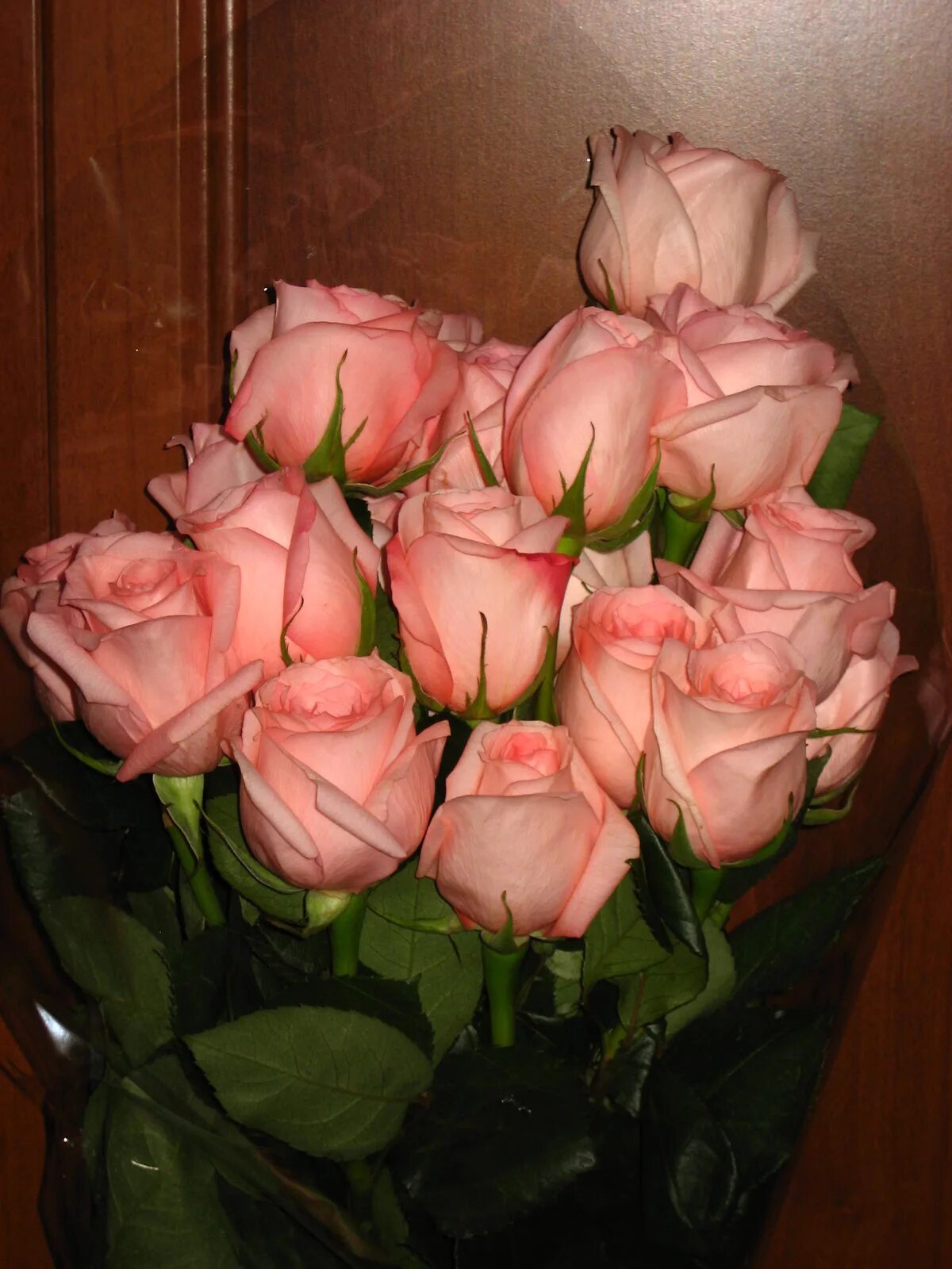 Фото реальных букетов цветов дома. Букет дома. Красивый букет дома. Розы дома. Букет роз домашние.