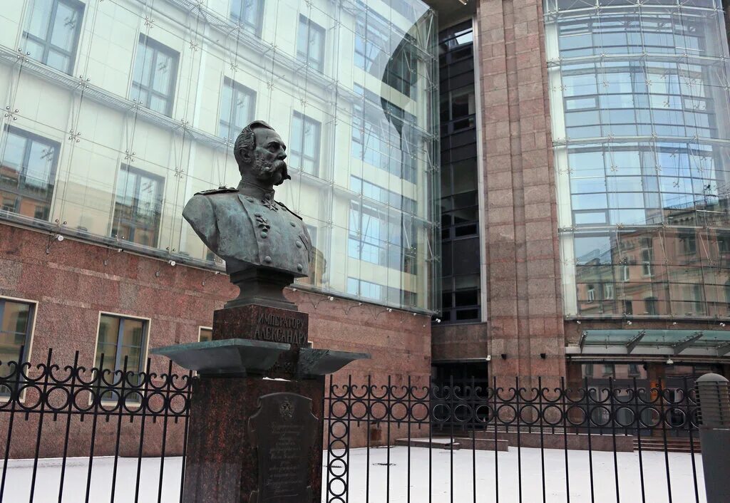 Памятники императору александру ii в санкт-петербурге. Памятник александру 2 на суворовском проспекте в санкт-петербурге. Памятник александру 2 на суворовском проспекте спб. Памятник александру 2 в санкт петербурге. Александр 2 памятник в санкт-петербурге.