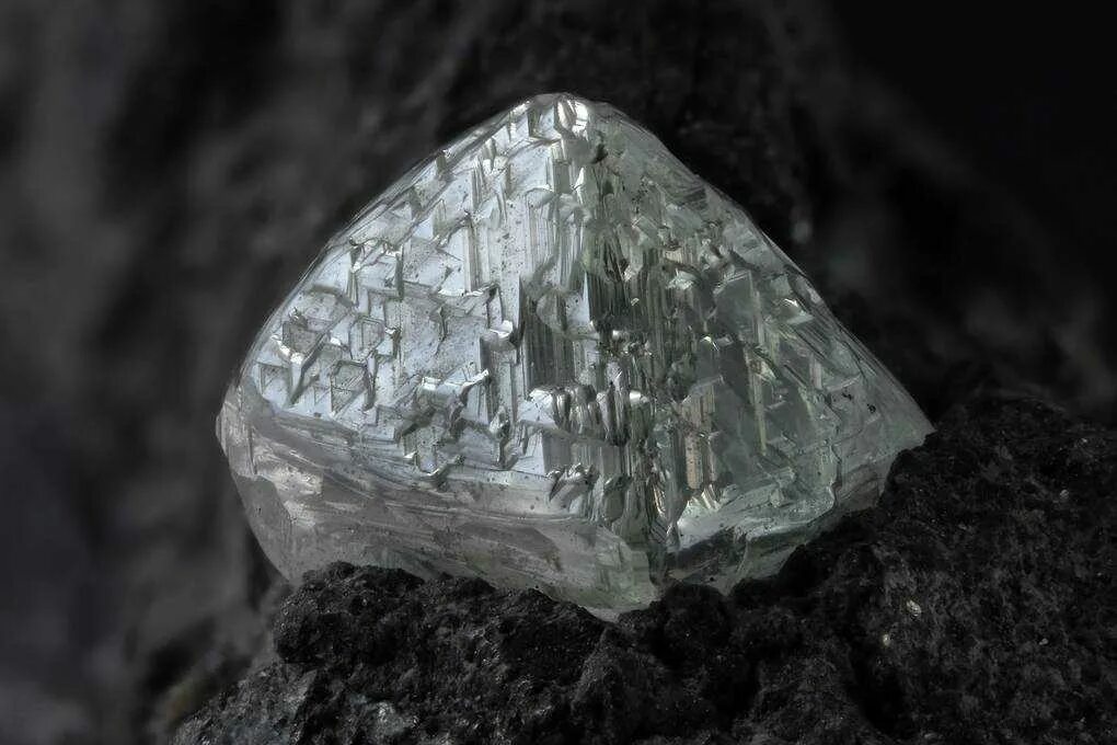 Алмазы какое ископаемое. Алмаз неограненный камень. Алмаз 1000 карат. "Камень и Алмаз" Вайда. Алмаз Горная порода.