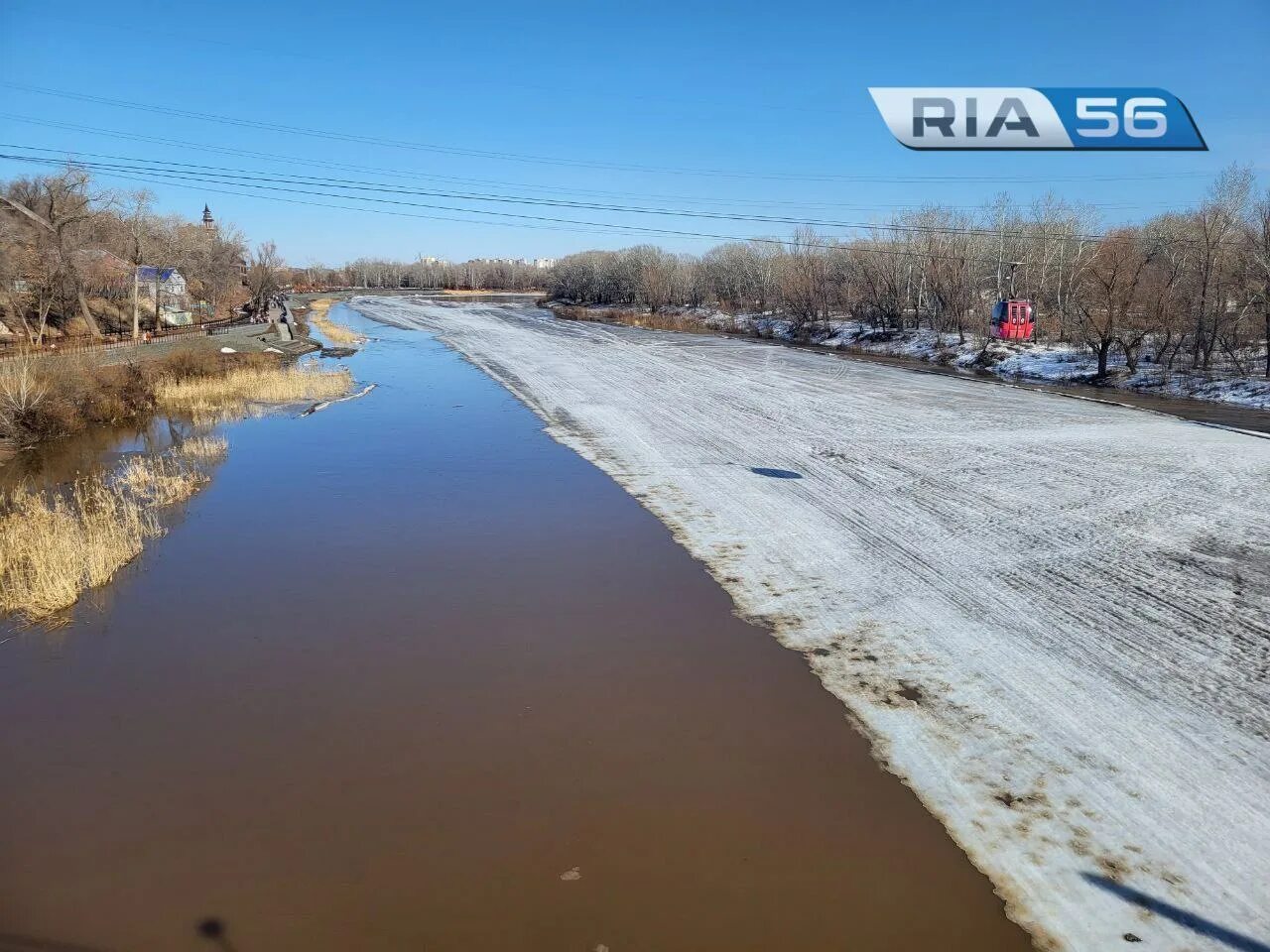 Река урал в оренбурге уровень воды сегодня. Река Урал Орск. Река Урал Оренбург. Ледостав. Урал речка Орск.