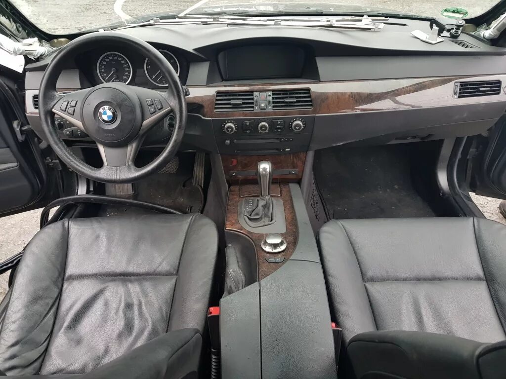 Дооснащаем: подсветка ног + кнопка багажника BMW 5 series (E60), 2,5 л, 2004 г