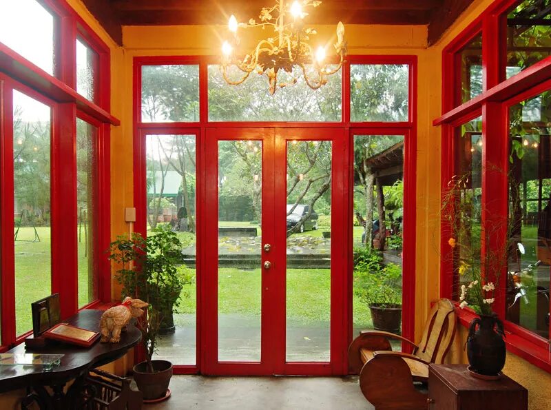Пластиковая дверь на веранду. Красные пластиковые окна. Панорамное окно с импостом. Дверь ПВХ на террасу. Окна пластиковые красно