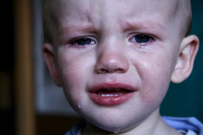 Музыку мальчик плачет. Мальчик в Красном плачет. Мальчик плачет его малышку. Плачущий мальчик лицо крупно. Мальчик плачет ммм.