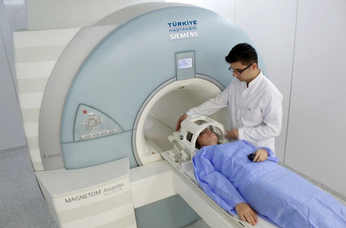 Мрт головного мозга санкт петербург. Магнито-резонансная томография головного мозга. Мрт магнитно-резонансная томография головного мозга. Мультиспиральная компьютерная томография головного мозга. Ангиография магнитно резонансная томография.