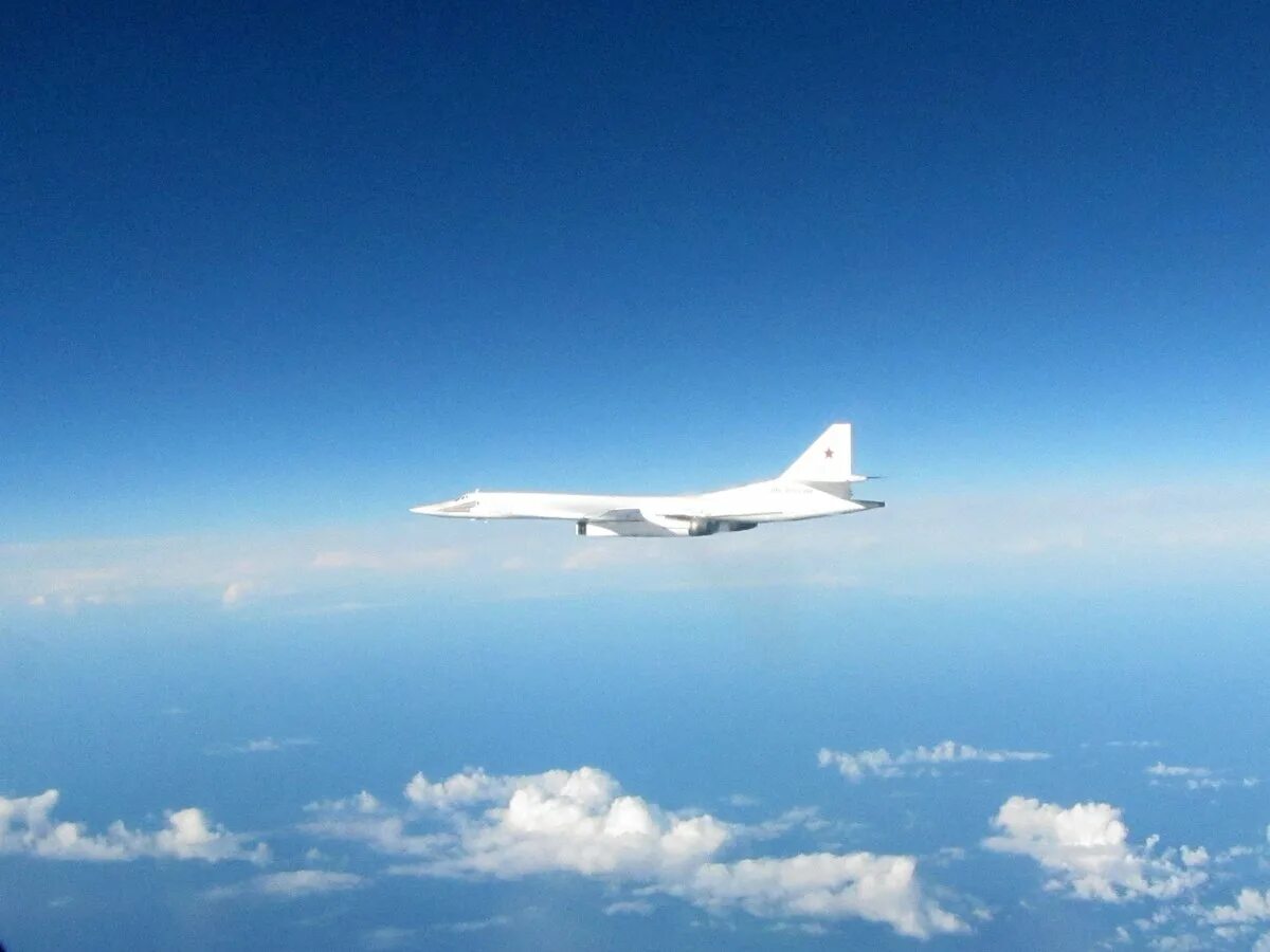Ту-160 ВВС Украины. Ту-160 сверхзвуковой самолёт. Самолет в небе. Белый самолет. Три самолета в небе