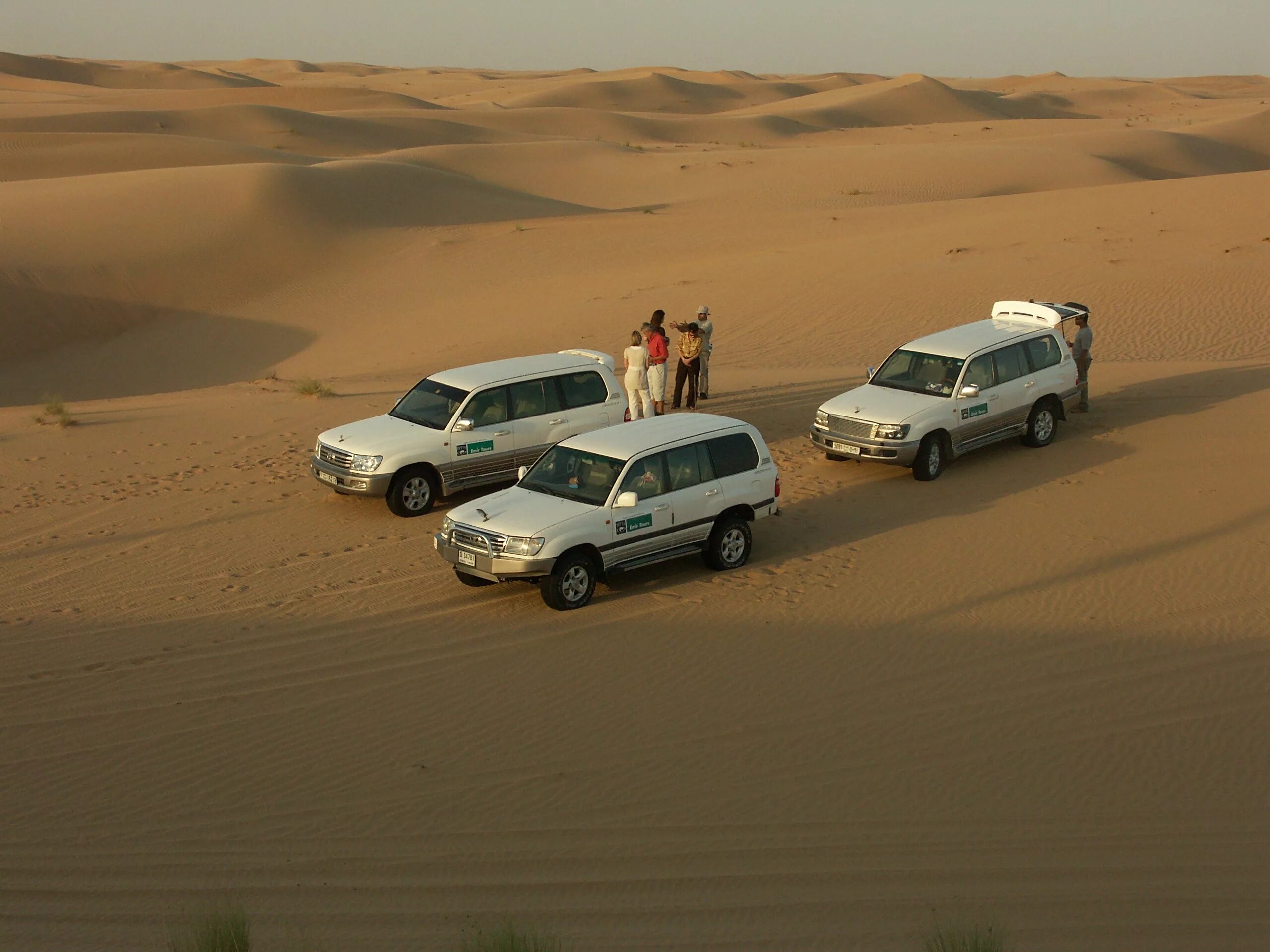 Uae cars. Дубай сафари на джипах пустыня. Джип сафари Абу Даби. Джип сафари ОАЭ. Джип сафари Дубай.