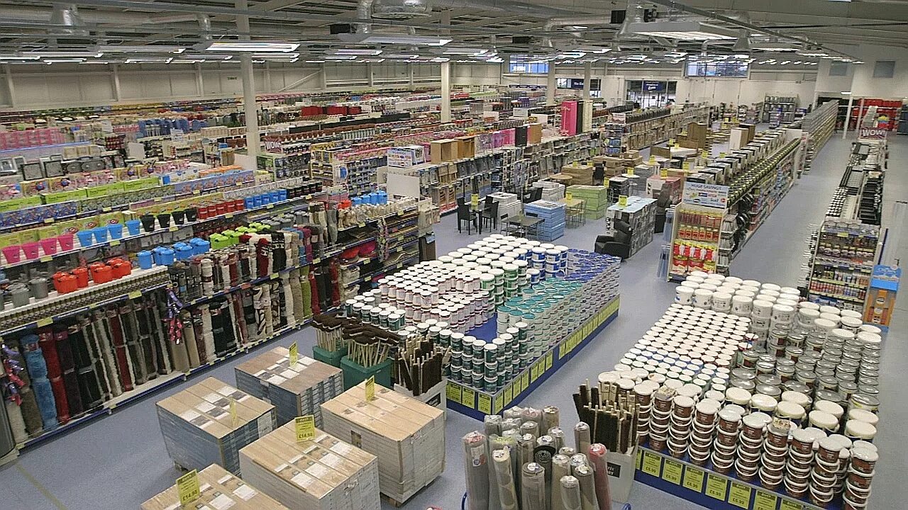 Diy store. Diy магазины. Diy магазины. Человек в строительном магазине. Интерьер магазин отделочных материалов.