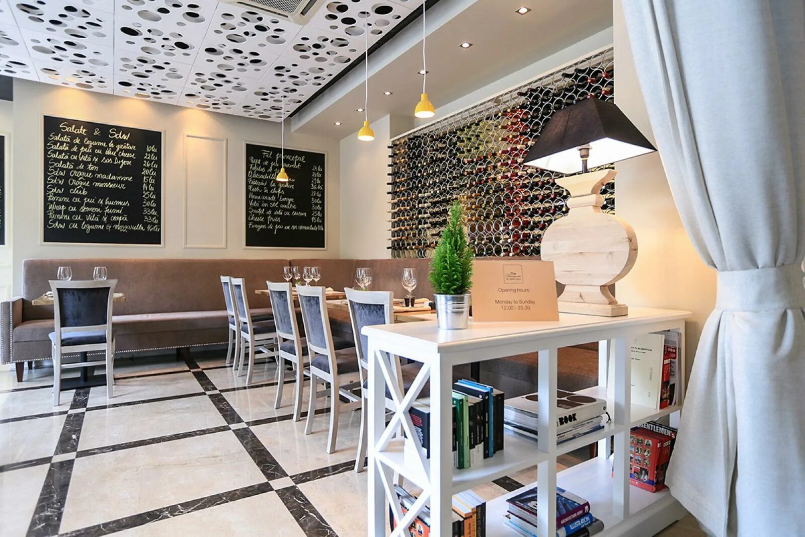 Ресторан в стиле контемпорари. Ресторан «restaurant farang» в стокгольме. Розовые оттенки в интерьере кафе. Оранжевое кафе интерьер. Тоне кафе.